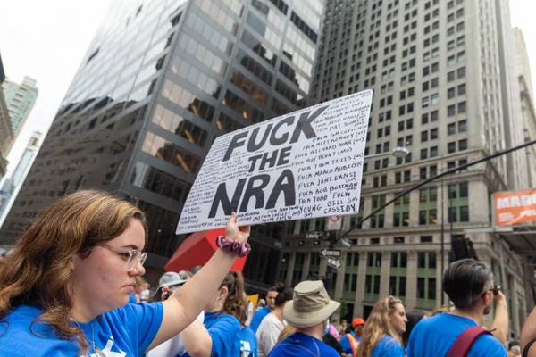 Large Crowd Protesting Guns Walking Cadman Plaza Brooklyn Brooklyn Bridge — Stock Photo, Image