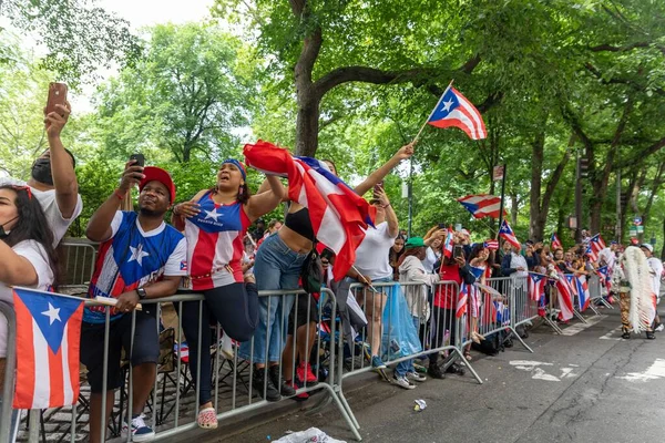 Manhattan sokaklarındaki kalabalık Porto Riko Günü Geçidi 'ni kutluyor.