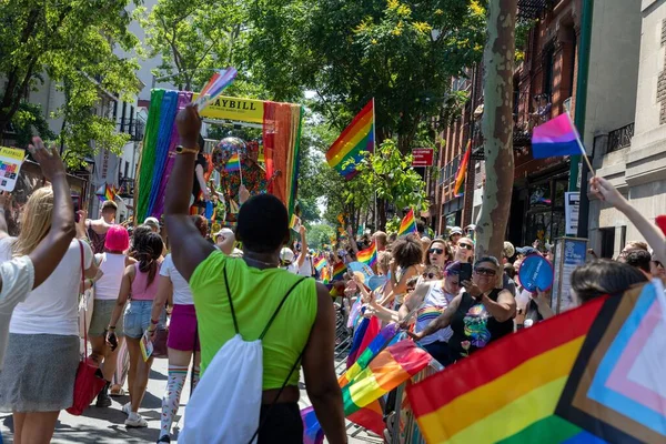 26 Haziran 2022 'de New York' ta yürüyüş yapan neşeli insanlar.