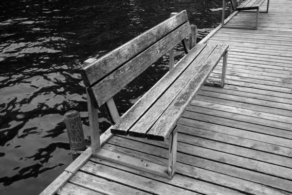 湖のプラットフォーム上の古い木製のベンチ — ストック写真