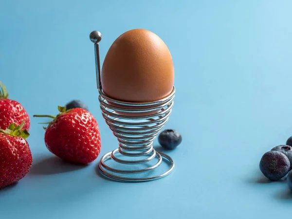 Huevo Desayuno Hervido Taza Huevo Con Frutas Fresa Arándanos — Foto de Stock