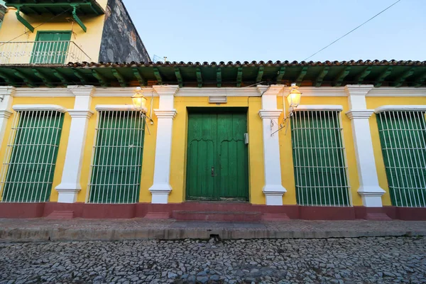 Trinidad 'da mavi gökyüzünün altındaki renkli bir binanın güzel manzarası.