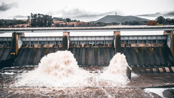 Een Dam Het Platteland Onder Bewolkte Regenachtige Lucht — Stockfoto