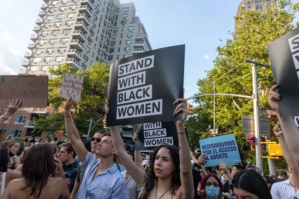 最高裁判所がロード対ウェイド事件を覆した後 人々はニューヨークで抗議する — ストック写真