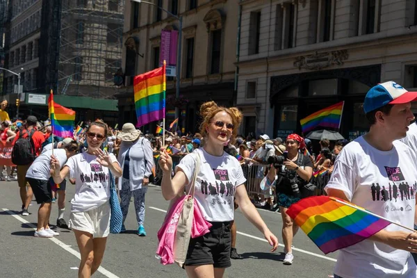 Menschenmenge Mit Demonstrationsschildern Bei Einer Pride Parade — Stockfoto