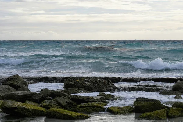 Hermoso Tiro Del Mar Las Olas Golpeando Rocas Playa —  Fotos de Stock