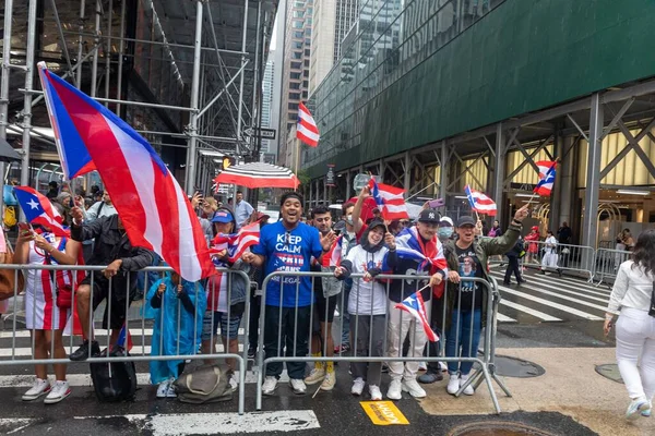 Pessoas Excitadas Comemorando Desfile Dia Porto Riquenho Nova York — Fotografia de Stock