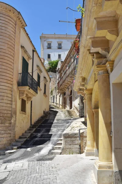 Eine Vertikale Aufnahme Der Engen Straße Modica Einer Altstadt Sizilien — Stockfoto