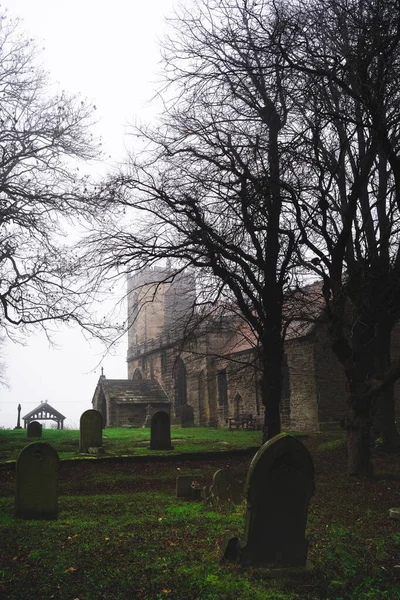 Chiesa San Pietro Durante Una Mattinata Nebbiosa Tankersley Cimitero Inghilterra — Foto Stock