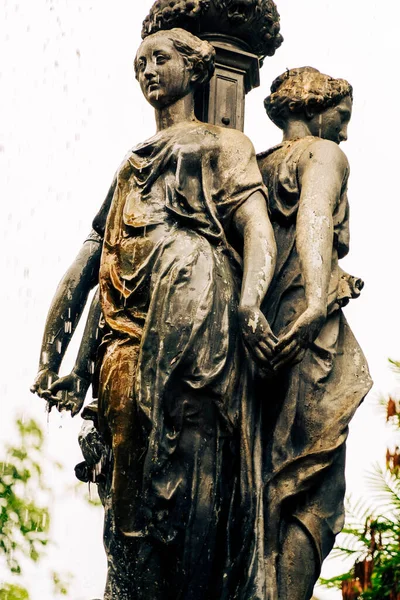 在阿根廷萨尔塔的一座喷泉上 一幅垂直拍摄的妇女雕塑 — 图库照片