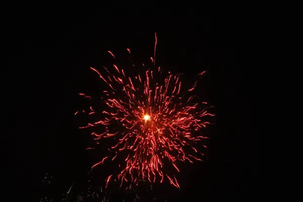Ein Feuerwerk Das Nächtlichen Schwarzen Himmel Glüht — Stockfoto