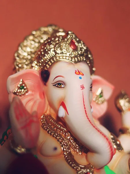 Seramik Lord Ganesh putu, Ganpati, modak ve aarti dikey çekimi.