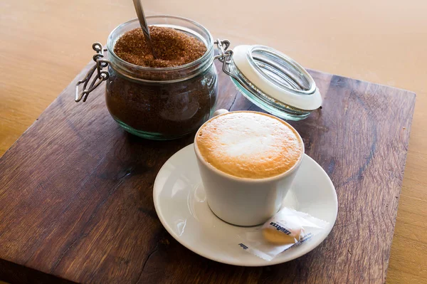 Eine Nahaufnahme Eines Leckeren Cappuccino Mit Rohem Zucker Serviert Auf — Stockfoto