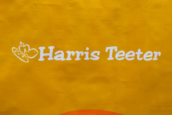 Close Harris Teeter Supermarket Logo Bag — Stock Photo, Image
