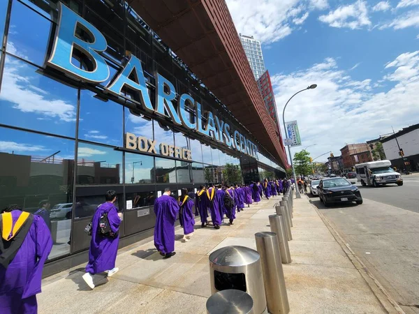 Una Folla Studenti Laureati Berretti Abiti Attesa Entrare Nel Barclays — Foto Stock