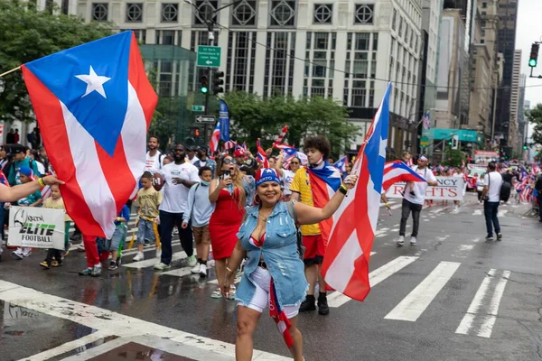 ニューヨークのプエルトリコの日パレードを祝う人々は旗を持っています — ストック写真