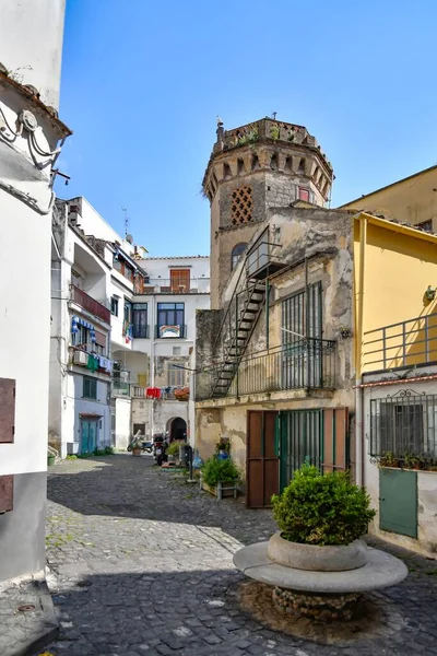 意大利米萨雷市一条有白色地中海风格房屋的街道的垂直截图 — 图库照片