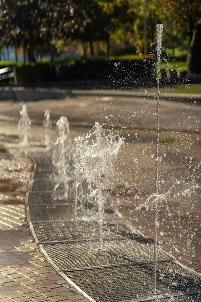 Colpo Verticale Una Singola Fontana Spruzzo Verso Alto Parco Acquatico — Foto Stock