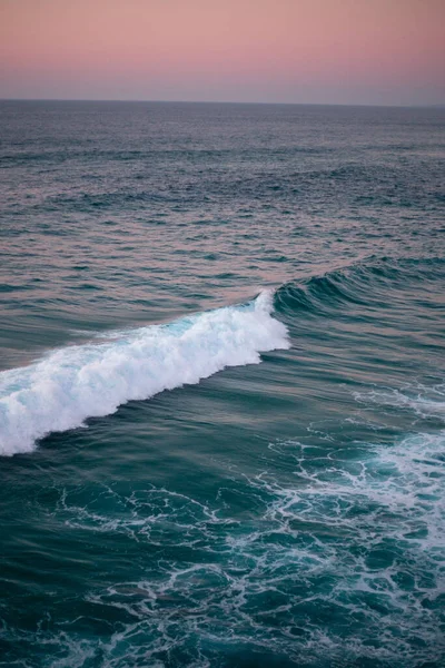 Вертикальный Снимок Морских Волн Закате — стоковое фото