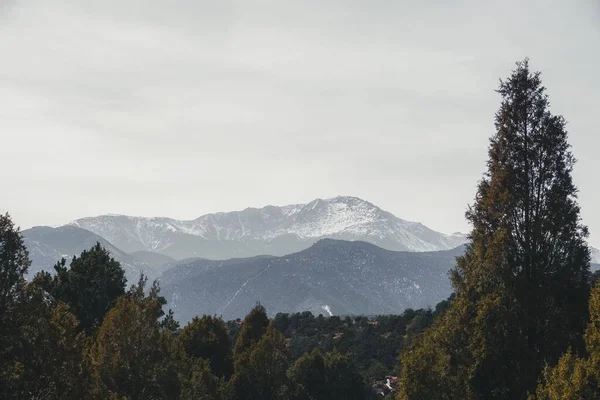 Yeşil ağaçların arkasındaki Pike Tepesi 'nin güzel bir manzarası.