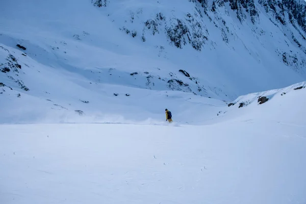 Jasné Zimní Ráno Osobou Snowboarding Zasněžených Kopcích Andermatt Švýcarsko — Stock fotografie