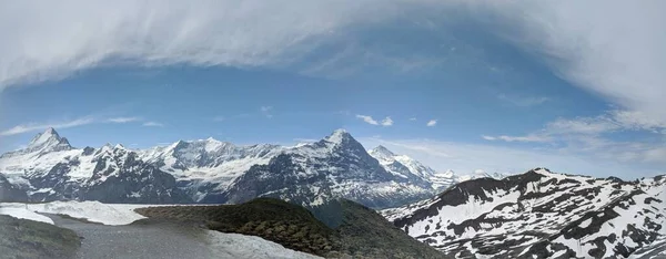 Uma Foto Panorâmica Dos Alpes Suíços Cobertos Neve Durante Dia — Fotografia de Stock