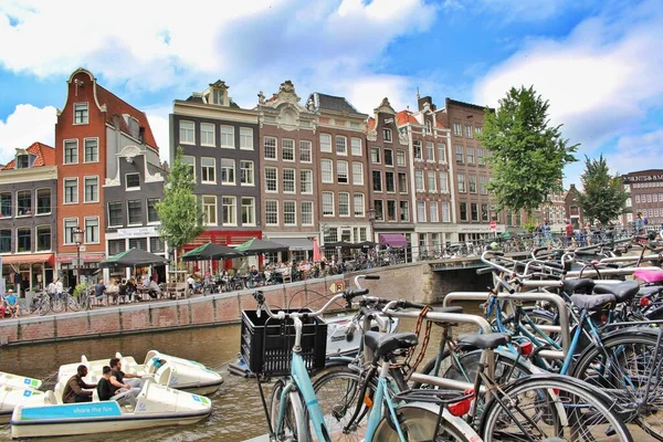 Egy Sor Történelmi Épületek Bélés Csatorna Város Amszterdam Hollandiában — Stock Fotó
