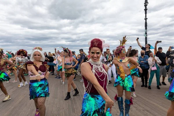 Group People Dressed Colorful Costumes Dancing 40Th Mermaid Parade Coney — Stock Photo, Image