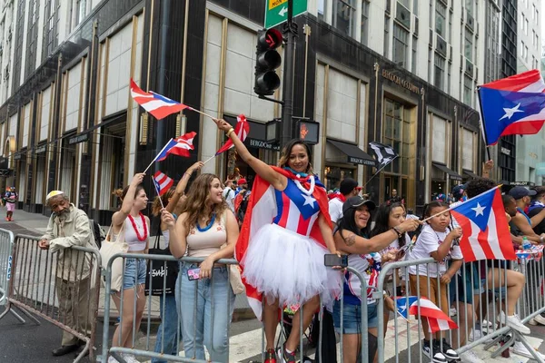 Porto Riko Günü Geçit Töreni 'ni New York City sokaklarında kutlayan kalabalık.