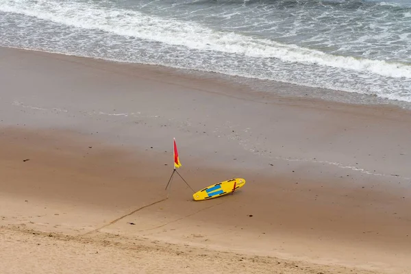 Rnli Reddingsteams Surfplank Markering Vlag Geven Veilig Zwemgebied Aan King — Stockfoto