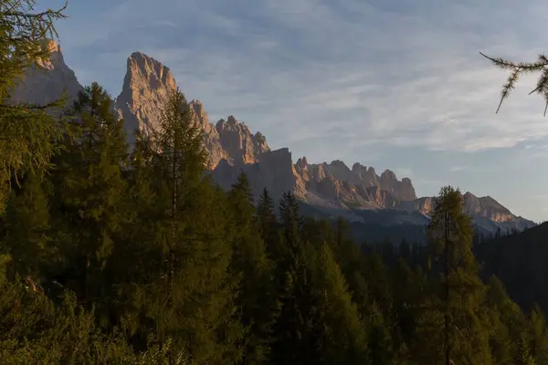 Красивый Вид Горы Деревьями Переднем Плане Италии — стоковое фото