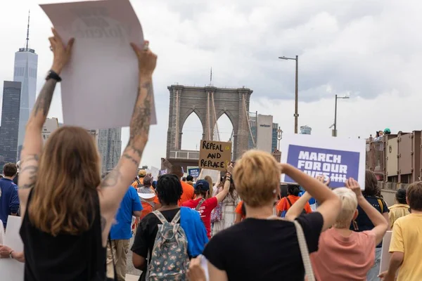 Silahları protesto eden büyük bir kalabalık. Brooklyn 'deki Cadman Plaza' dan Brooklyn Köprüsü üzerinden New York 'a yürüyorum.