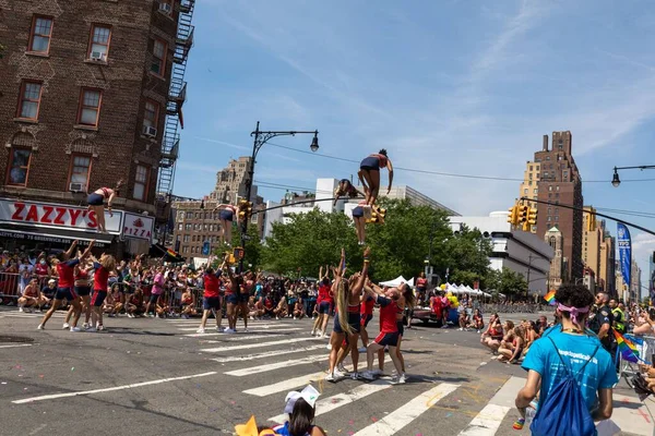 Grote Menigte Van Mensen Vieren Pride Parade Straten Van New — Stockfoto