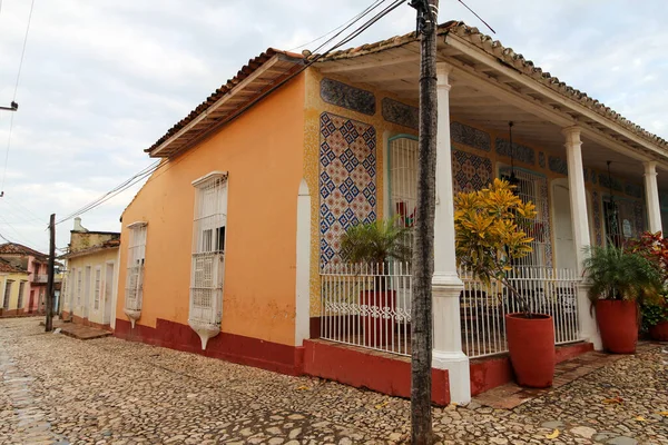Trinidad 'da mavi gökyüzünün altındaki renkli bir binanın güzel manzarası.