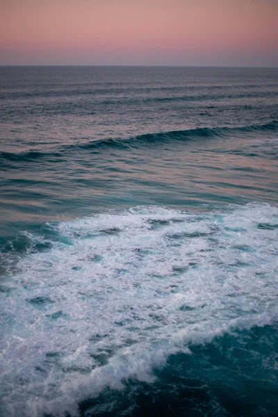 Вертикальный Снимок Морских Волн Закате — стоковое фото