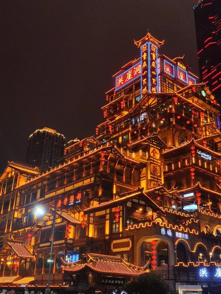 Çin Chongqing Gece Boyunca Asya Tarzında Aydınlatılmış Binaların Dikey Görüntüsü — Stok fotoğraf