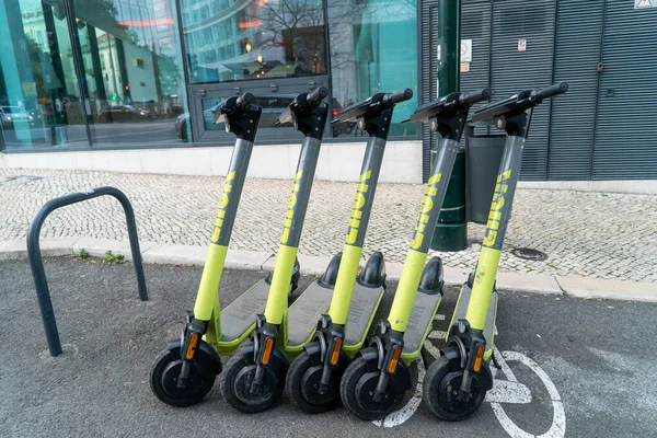 Cinco Scooters Eléctricos Verdes Bien Estacionados Lisboa Portugal —  Fotos de Stock