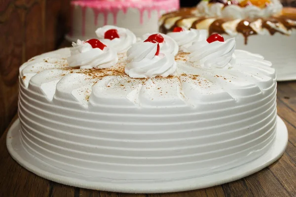一张特写的美味蛋糕 上面有樱桃放在桌子上 — 图库照片