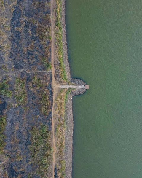 Eine Luftaufnahme Von Einem Damm Der Vertikalen — Stockfoto