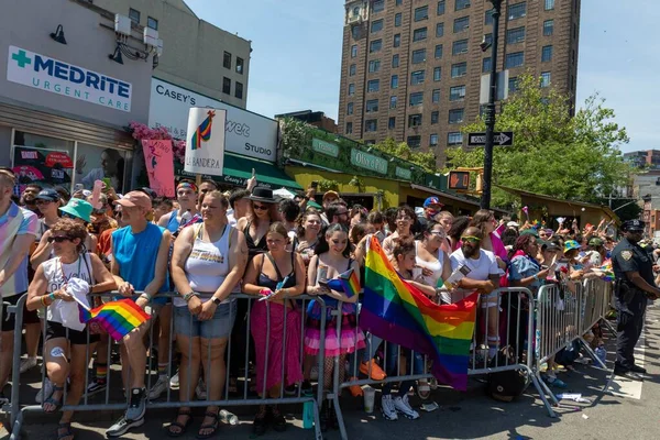 New York 'taki Onur Yürüyüşü' nde bir sürü genç insan var.