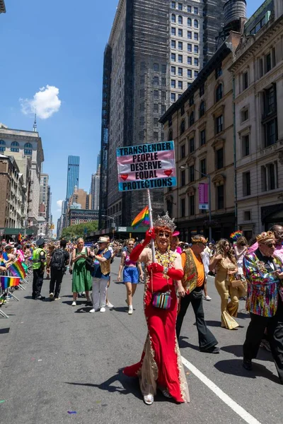 Ludzie Świętujący Paradę Pride Month Parade 2022 Ulicach Nowego Jorku — Zdjęcie stockowe