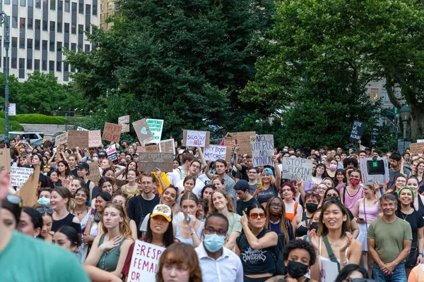 Bir grup protestocu, Anayasa Mahkemesi 'nin Roe-Wade davasını geri çekmesinin ardından ellerinde karton levhalar tutuyorlar.