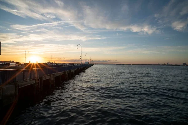 Μια Μαγευτική Θέα Στο Ηλιοβασίλεμα Από Λιμάνι Πάνω Από Θάλασσα — Φωτογραφία Αρχείου