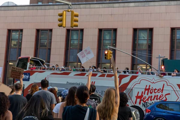 Een Groep Demonstranten Met Kartonnen Borden Die Naar Foley Square — Stockfoto