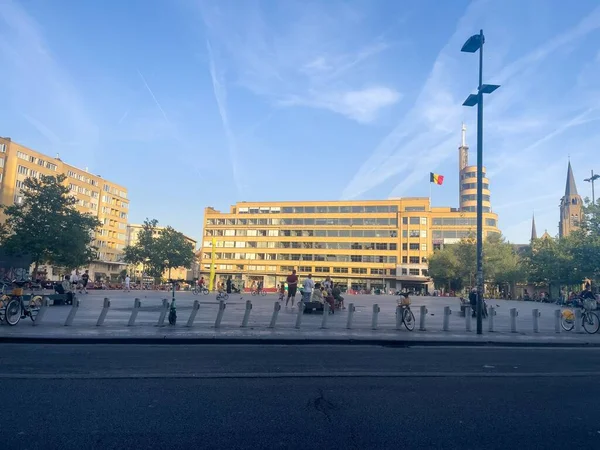 Ludzie Spędzający Czas Placu Publicznym Brukseli — Zdjęcie stockowe