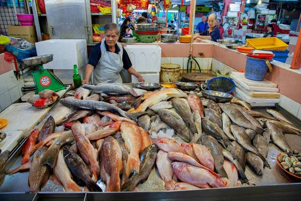 Una Signora Anziana Che Vende Pesce Mercato Con Una Vasta — Foto Stock