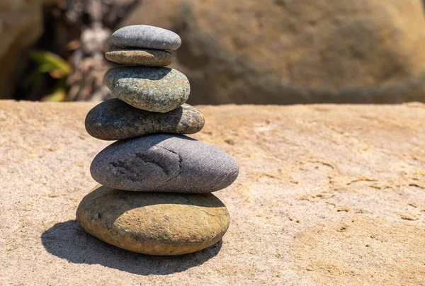 Pirâmide Seis Seixos Arredondados Por Erosão Equilibrada Praia Dia Ensolarado — Fotografia de Stock