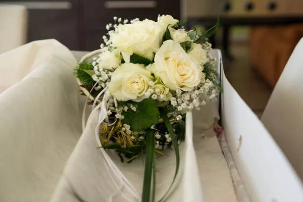 送给新娘的一束美丽的白玫瑰 — 图库照片