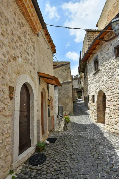 Una Vista Calle Estrecha Entre Antiguas Casas Piedra Pacentro —  Fotos de Stock