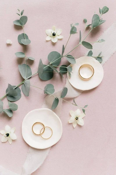 植物に囲まれた結婚指輪の垂直ショット — ストック写真